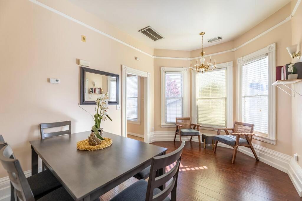 A+ 2 Bedroom Victorian Home Away From Home 薩克拉門托 外观 照片